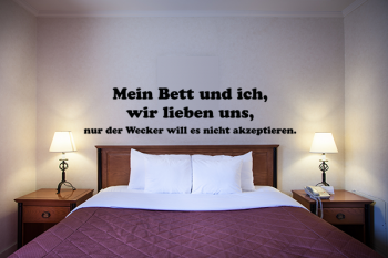 Mein Bett und ich, wir lieben uns, nur der Wecker will es nicht akzeptieren.